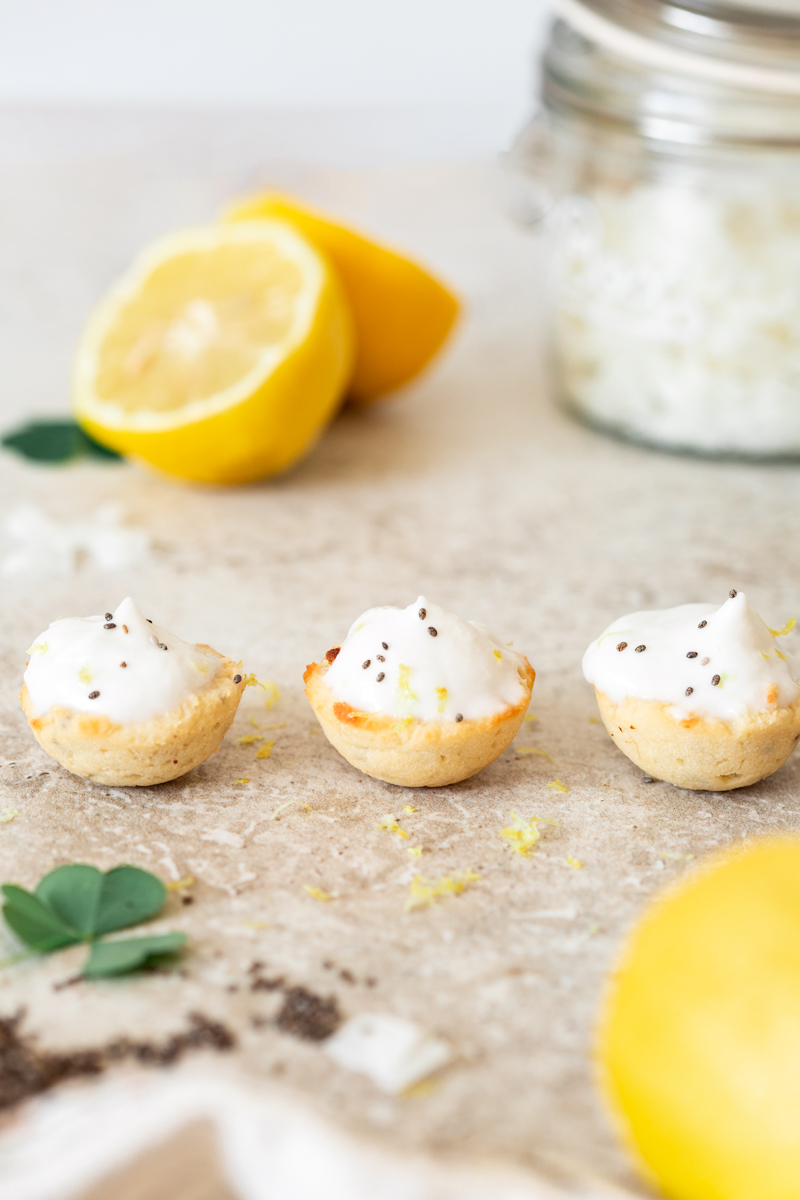 Mini muffins coco citron sans gluten et moelleux avec chantilly ou glaçage coco. Façon mini bouchée, idéal pour l'apéritif ou collation