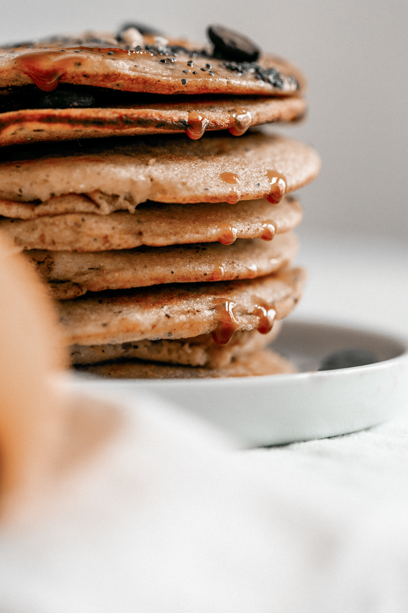 pancakes sarrasin sans gluten à l'abricot, chocolat et graines de pavot