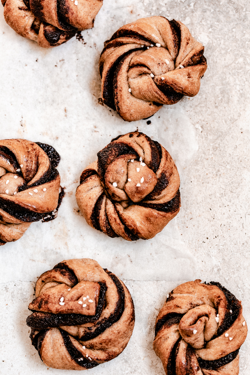 Pour le petit déjeuner : Chocolate rolls à base de farine de blé entier. Une recette qui remplace celle du cinnamon roll, idéale pour les personnes qui n'aiment pas la cannelle !