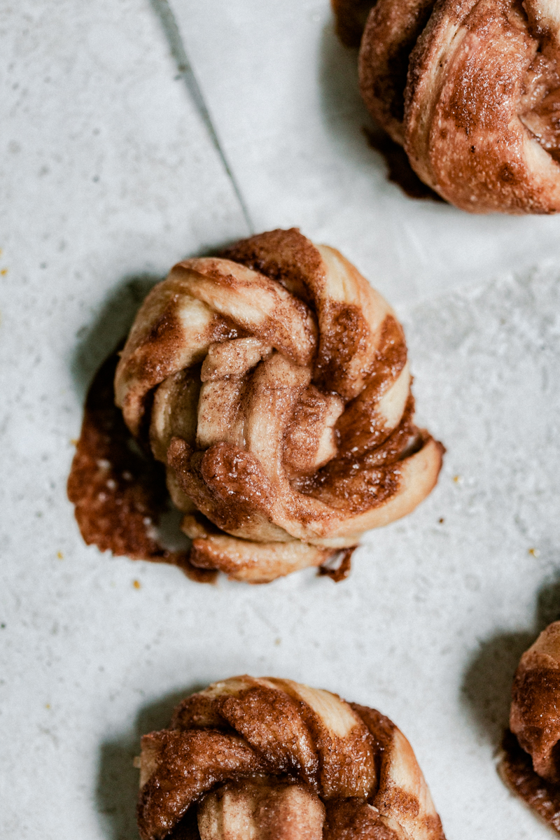 Cinnamon rolls moelleux et croustillants - recette gourmande et facile