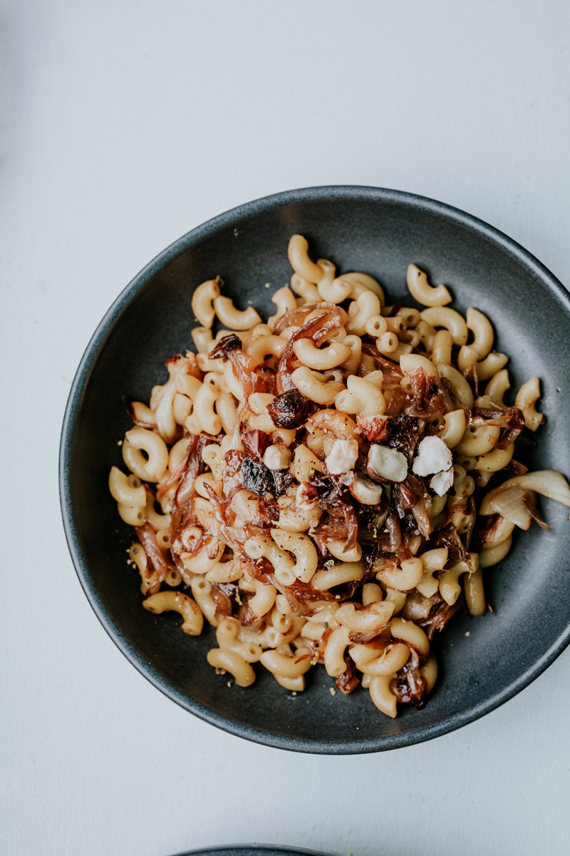pasta aux oignons caramélisés recette facile à réaliser en cette période de confinement ! Avec très peu d'ingrédients !