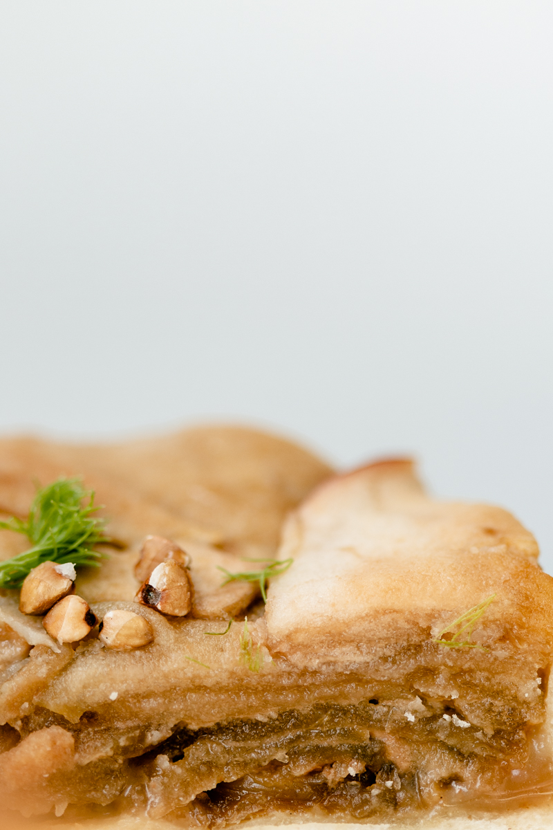 Tartelettes gourmandes pommes caramel salé mi bretonnes mi québecoises, avec du sarrasin, du caramel salé, des pommes caramélisées et des noix de pécan !